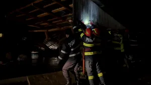 VIDEO Vânt puternic, probleme pe măsură: Acoperişul unui bloc a fost doborât de rafale. Trei maşini, avariate într-un judeţ din ţară