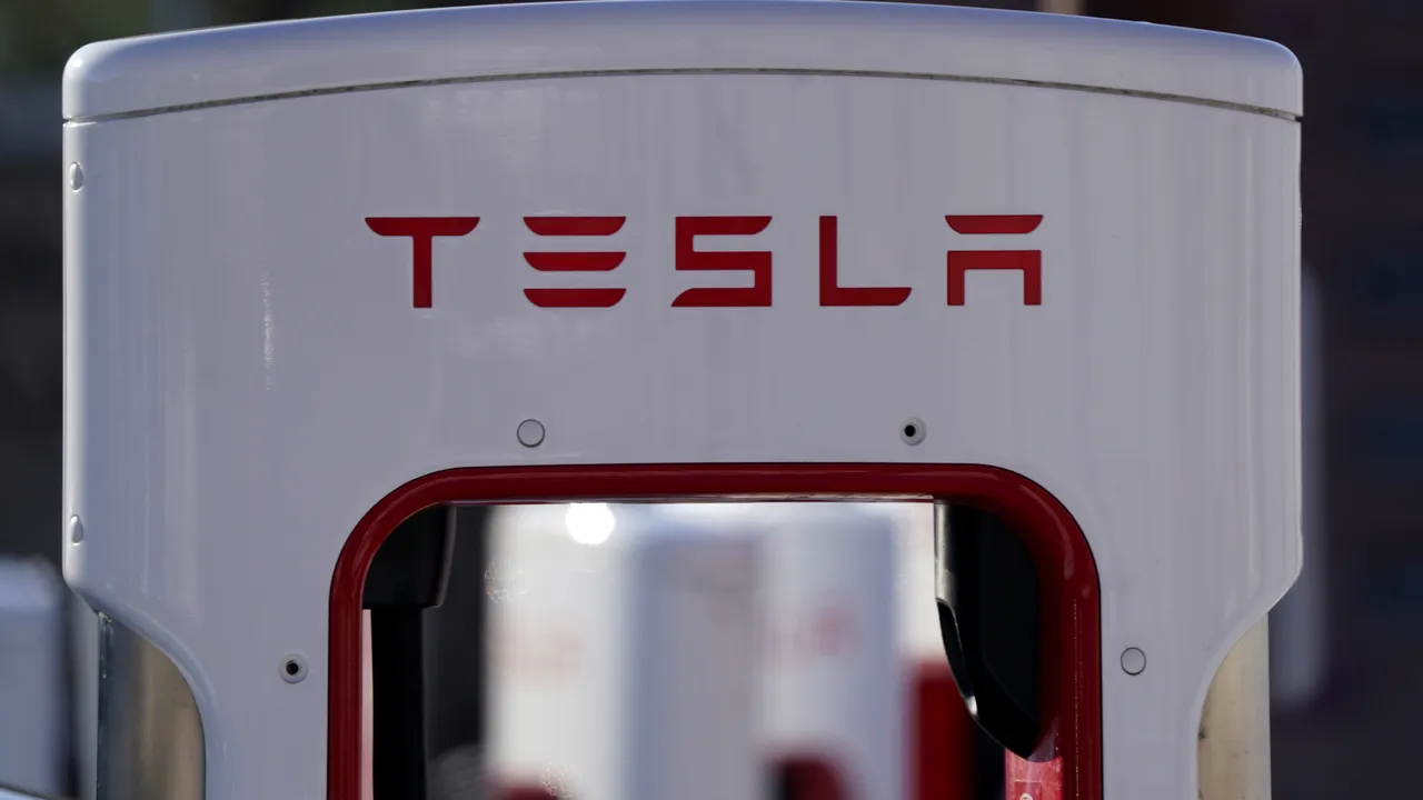 VIDEO Tesla deschide prima staţie de încărcare rapidă din România. Cele patru oraşe unde vor funcţiona Supercharger Stations