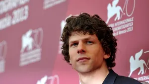 Actorul Jesse Eisenberg şi partenera sa, Anna Strout, au devenit părinţi pentru prima oară