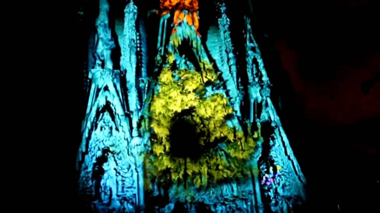 Imagini spectaculoase: Sagrada Familia, într-un spectacol fabulos de lumini - FOTO, VIDEO  
