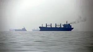 Prețul petrolului crește puternic după noile atacuri din Orientul Mijlociu, iar bursele scad. Cresc temerile privind inflația