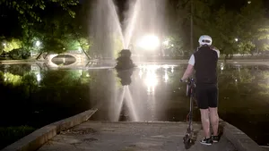GALERIE FOTO. Lume în parcul Cişmigiu, la miezul nopţii. Cum au profitat românii de ridicarea stării de urgenţă