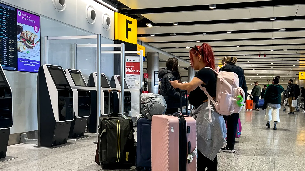 Mii de angajaţi ai aeroporturilor din Marea Britanie intră în grevă de Crăciun