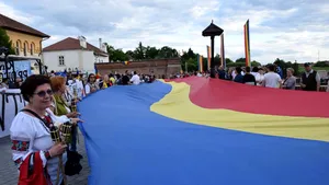 Drumul Unirii, refăcut de 100 de români din Covasna cu căruţele, purtând drapele interbelice