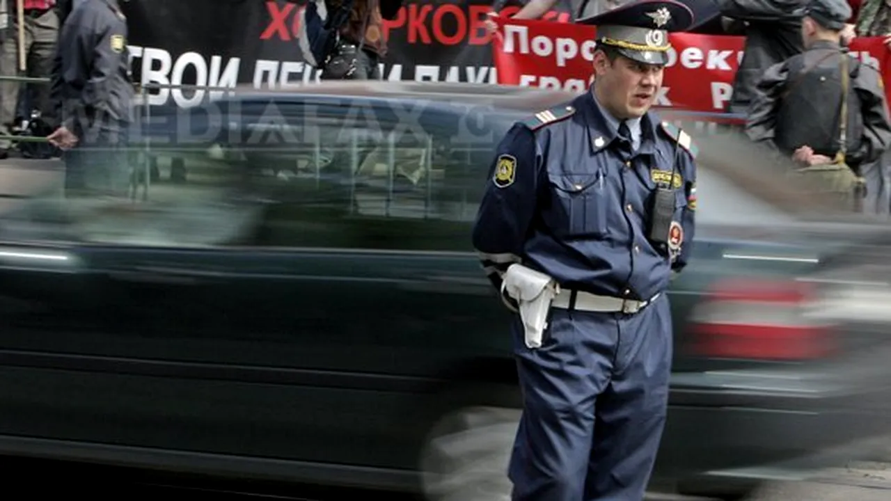 Un rus oprit în trafic pentru că era beat a reuşit să fugă cu maşina poliţiei