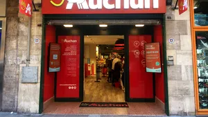 Auchan intră în concurenţă cu Mega Image şi Carrefour pe formatul mic de magazine: Compania vrea să acopere toate benzinăriile Petrom