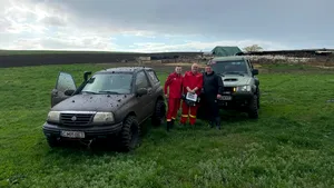 Paramedicii clujeni, 4 ore pe un drum cu noroi, către un bărbat care i-a confundat cu taximetriştii