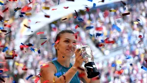 Simona Halep a glumit pe tema trofeului de la Roland Garros: L-am atins şi am vrut să îl iau acasă, dar nu am voie