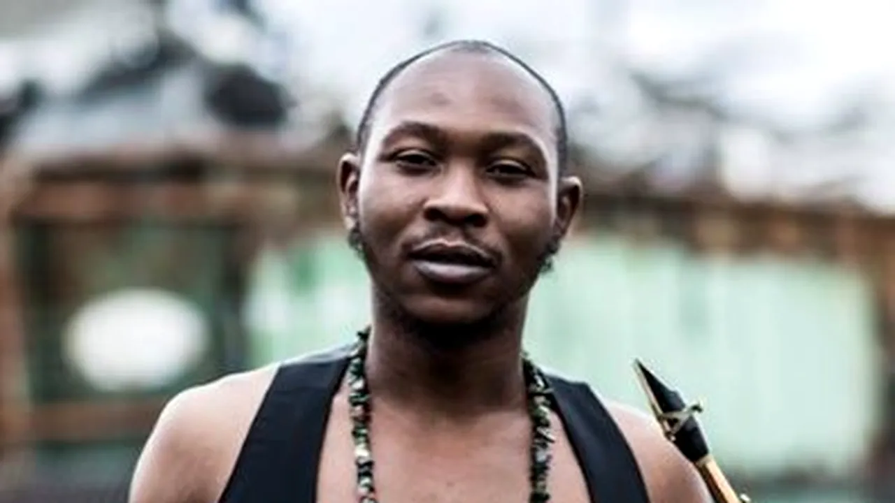 Un cunoscut cântăreţ nigerian, reţinut deoarece a agresat un poliţist