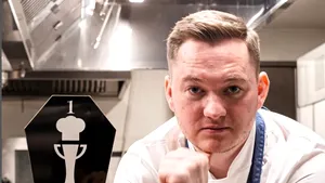 Chef Dragoș Bercea, coordonatorul experiențelor gastronomice la Zooma, centrul de evenimente din Grupul City Grill, desemnat „Best Chef Evenimente 2025” la Gala Chefi de România