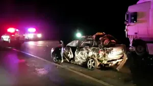Accident în Mehedinţi: Două persoane au fost rănite în urma impactului dintre o maşină şi un TIR - VIDEO
