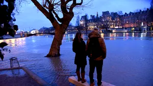 Parisul se pregăteşte de inundaţii, după ce o ploaie torenţială a crescut nivelul fluviului Sena. Apa s-a revărsat pe străzi - FOTO, VIDEO