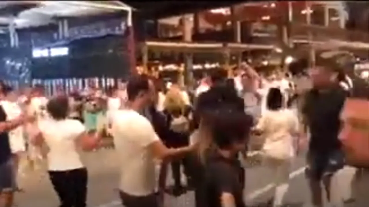 VIDEO | Imaginile care sfidează regulile: horă spontană în faţa unei terase din Mamaia. Poliţia ”a spart” petrecerea imediat