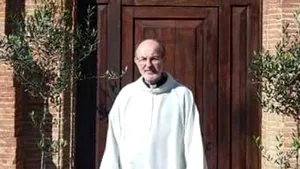 „Covid nu există” şi „Bergoglio nu este adevăratul Papă”. Ce sancţiune a primit preotul anti-Covid şi anti-Papă