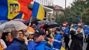 Susținătorii lui Georgescu au devenit agresivi și s-au îmbrâncit cu jandarmii