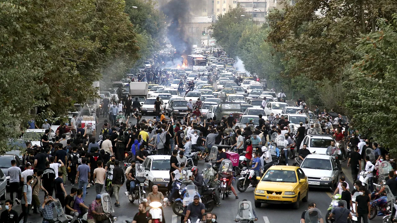 COMENTARIU Lelia Munteanu: Iran. Cine e sortit spânzurătorii nu va muri înecat