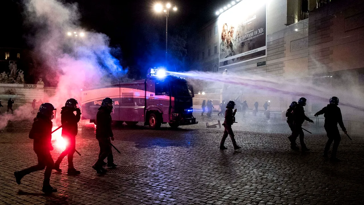 VIDEO Protestatarii din Roma, dispersaţi cu ajutorul tunurilor de apă