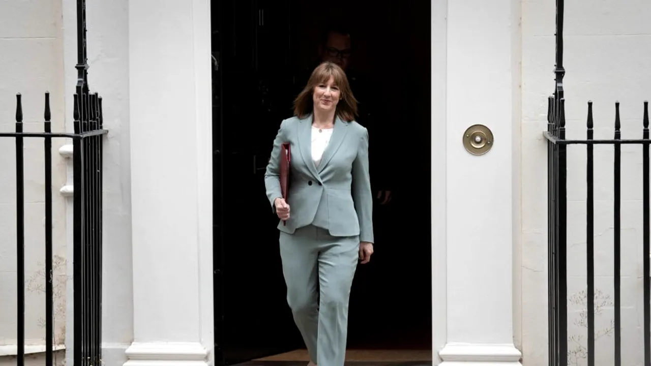 Ministra de Finanțe Rachel Reeves anunță planuri de creșteri de taxe și reducere de cheltuieli