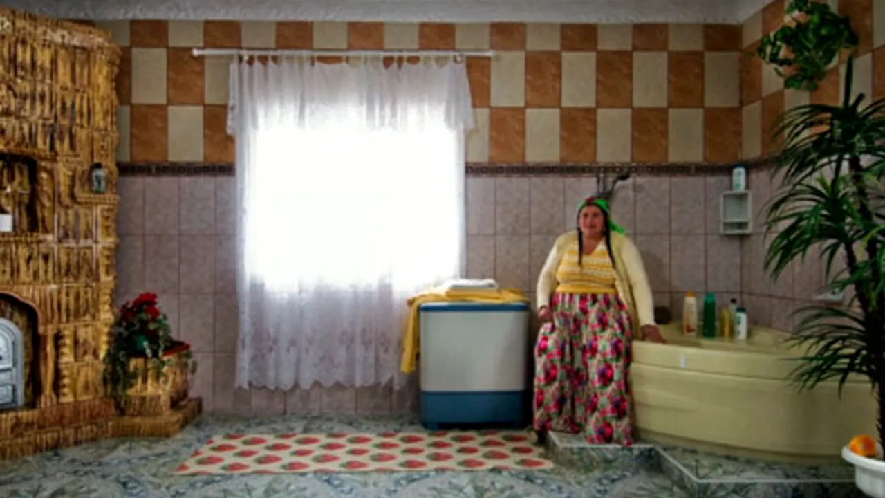 Cum vede presa britanică palatele romilor din România: Locuinţe colorate şi supradimensionate, în care familiile pozează cu mândrie - FOTO, VIDEO