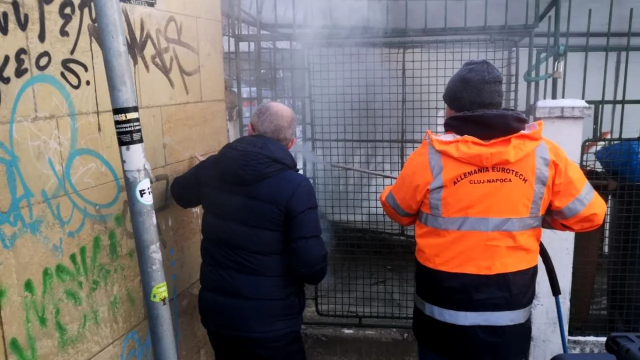 Pereţii cu graffiti din Cluj-Napoca vor fi curăţaţi cu o instalaţie ecologică pe bază de apă şi abur. Cât de eficientă este: imagini înainte şi după | FOTO