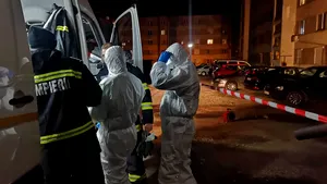 FOTO | Scurgere de mercur într-un bloc din Moldova Nouă / La faţa locului s-au deplasat echipe ale Gărzii de mediu şi ale DSP