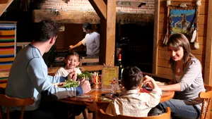 EXCLUSIV: Românii merg în excursii pentru cumpărături sau la rude, dar plătesc cel mai mult pe masă şi ţigări