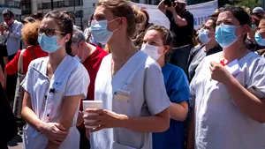 Protest al medicilor din Franţa: „Vrem bani nu medalii”