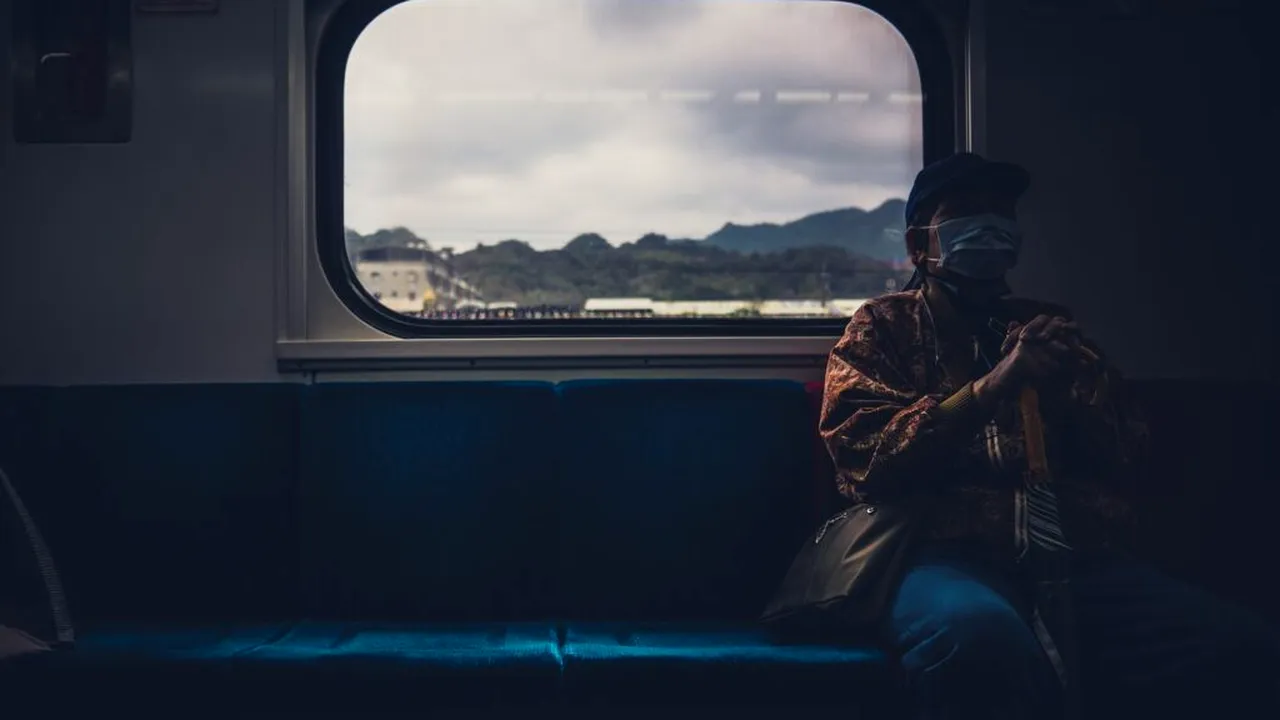 Ce spun psihologii despre oamenii care preferă singurătatea în locul unei vieți sociale intense