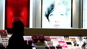 Parfumeriile au fugit în malluri după clienţi