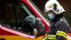 Incendiu cu degajări mari de fum într-un bloc din Galaţi. Un bărbat a fost găsit inconştient 