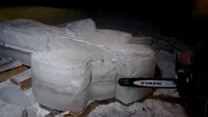 Crucea de gheaţă din curtea mănăstirii Piatra Fântânele a fost ridicată cu greu din cauza vremii - GALERIE FOTO