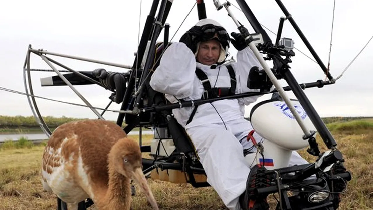 Ipostază inedită pentru Vladimir Putin: Preşedintele Rusiei a zburat cu deltaplanul alături de un stol de cocori siberieni - VIDEO