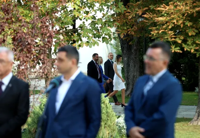 LIVE VIDEO UPDATE Au început consultările la Palatul Cotroceni. Delegația USR a ajuns la consultări / Sorin Grindeanu: Suntem pregătiți să preluăm guvernarea / Simion: AUR nu va vota un guvern din care nu face parte