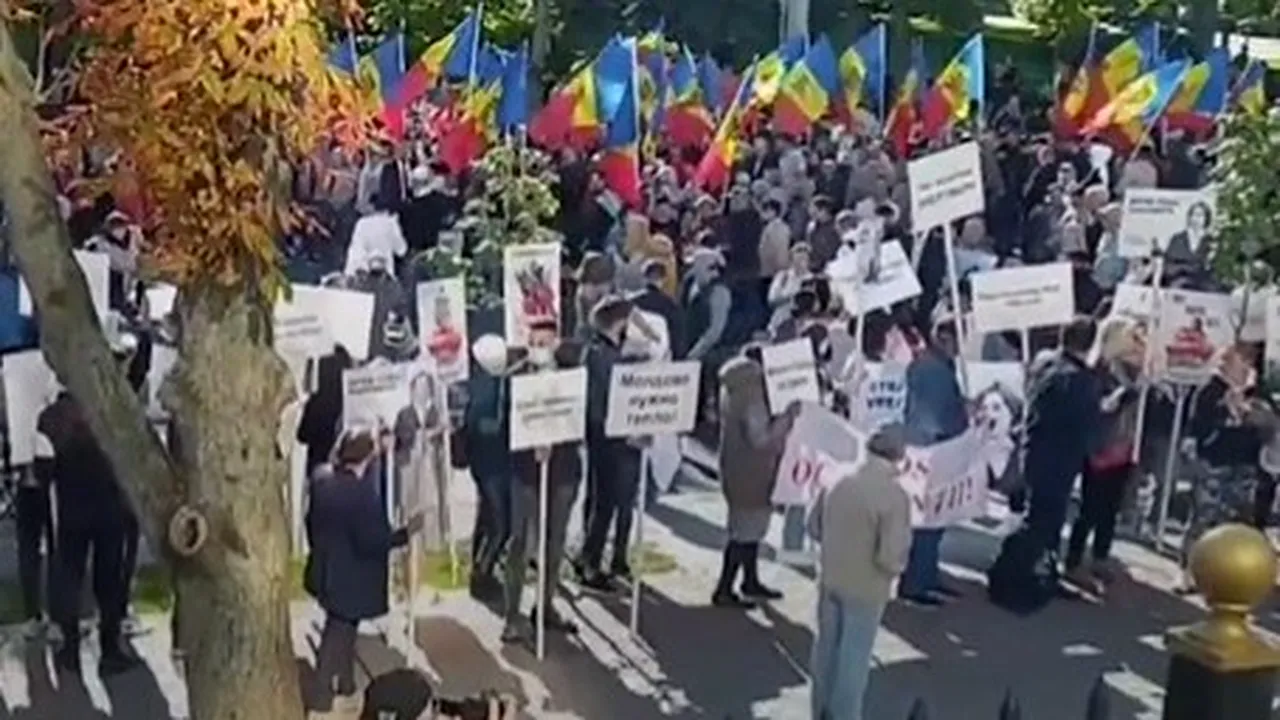 Mii de persoane au participat la un protest antiguvernamental în Republica Moldova