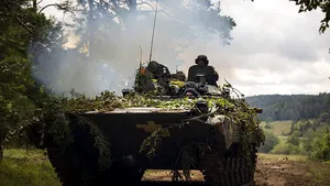 Războiul din Ucraina, ziua 254. Ucraina primeşte primul lot de vehicule blindate BMP-1/  Aproape 500.000 de gospodării din Kiev au rămas fără electricitate / Ruşii s-ar putea retrage de pe malul de vest al râului Nipru în Herson/ Execuţie ca-n Evul Mediu - o ucraineancă a fost spânzurată de separatişti pro-ruşi fiindcă a strigat „Skadovsk este Ucraina!”