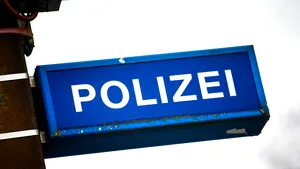Un român a bătut două tinere într-un tramvai din Bremen după ce le-a văzut sărutându-se