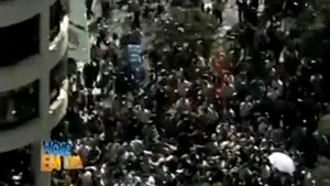 Ploaie cu bani în Rio de Janeiro: Un post de televiziune a aruncat bancnote de pe acoperişul unei clădiri - VIDEO