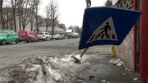 Adolescent din Ploieşti, la spital după ce a fost lovit în cap de un indicator rutier doborât