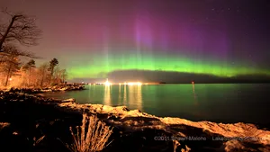 Aurora boreală, văzută din nordul Statelor Unite, după ce un vânt solar a lovit câmpul magnetic al Pământului