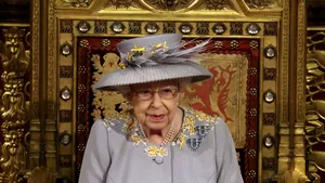 Regina Elisabeta a II-a deţine recordul pentru cel mai longeviv suveran al Marii Britanii. De câţi ani se află pe tron