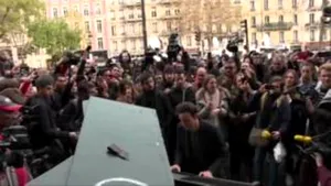 Moment muzical emoţionant oferit de pianistul german Klavierkunst, celebru pentru că a cântat la protestele din Turcia, în faţa sălii Le Bataclan din Paris - VIDEO