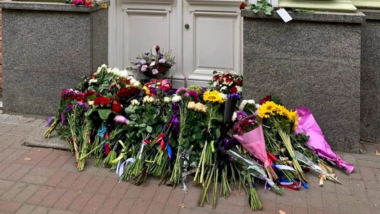 Ucrainenii au depus flori la Ambasada Marii Britanii, în memoria Reginei Elisabeta a II-a