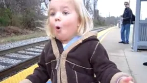VIDEO AMUZANT: Cum reacţionează o fetiţă de trei ani atunci când vede pentru prima dată un tren sosind în gară. Clipul devenit viral pe YouTube 