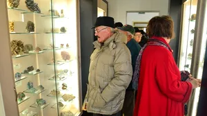 Peste 1.300 de piese din aur nativ, expuse la Muzeul Aurului din Brad, redeschis după cinci ani