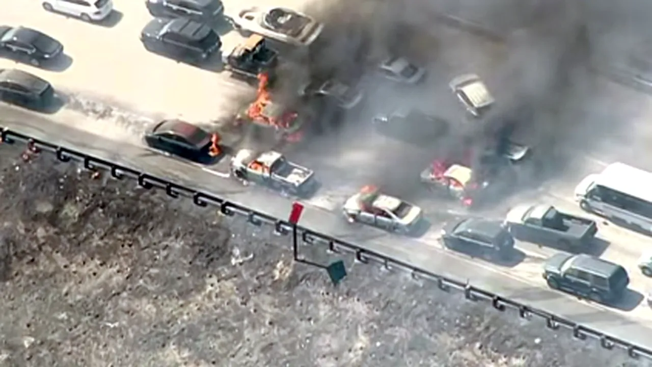 Un incendiu de vegetaţie s-a extins pe o autostradă, în SUA. Zeci de vehicule au ars - VIDEO