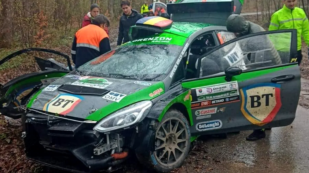 Accident grav la Raliul Maramureşului. O maşină s-a răsturnat, iar copilotul a fost dus la spital