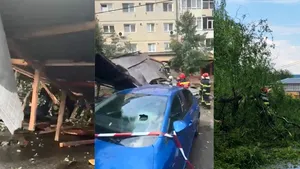 Vijeliile fac ravagii în țară: Acoperiș desprins de pe un bloc din Sibiu. Circulația, blocată de un arbore căzut în Argeș