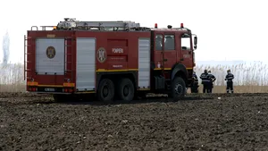 Circulaţia pe A2 şi pe magistrala feroviară Bucureşti-Constanţa, întreruptă din cauza unui incendiu de vegetaţie