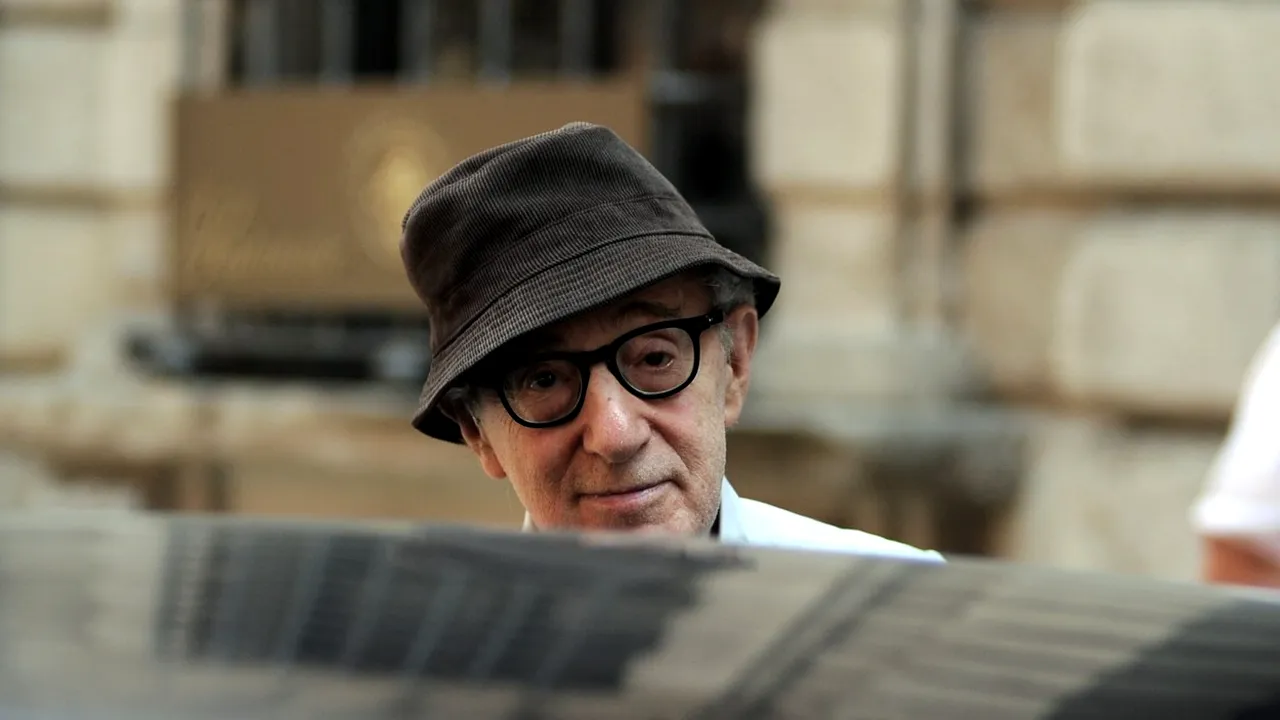 Memoriile controversatului regizor Woody Allen nu vor mai fi publicate de Hachette, după ce angajaţii editurii s-au revoltat