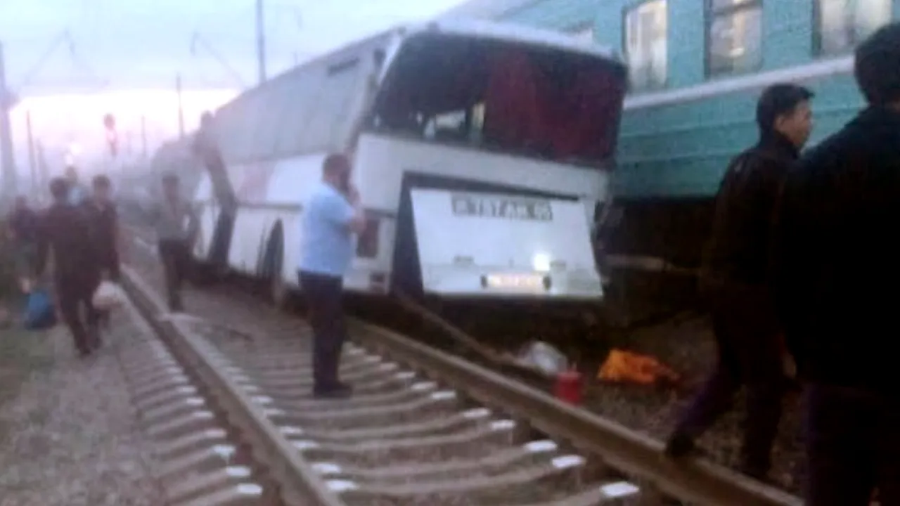 Cel puţin 7 morţi şi 30 de răniţi după ce un autobuz s-a ciocnit cu un tren în Mexic
